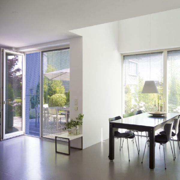 Mosquiteras para puertas y ventanas.